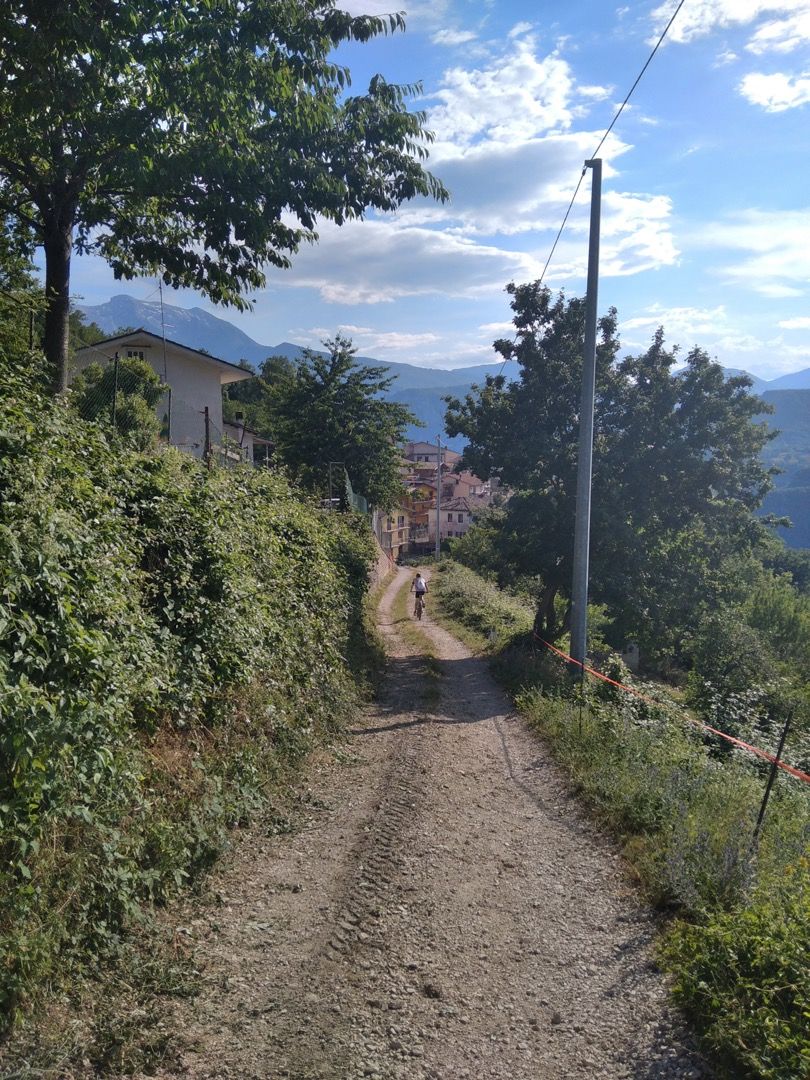 escursione sentieri tra boschi Casale San Nicola Acerone in Abruzzo nel Gran Sasso D'Italia
