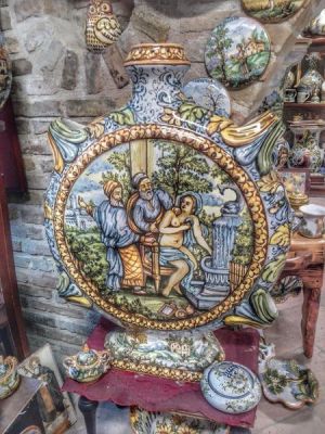 vaso dipinto a mano Laboratorio D Arte Ceramica Fazzini Pina a Castelli in Abruzzo