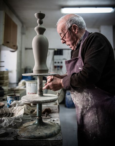maestro artigiano Ceramiche Simonetti di Castelli in Abruzzo