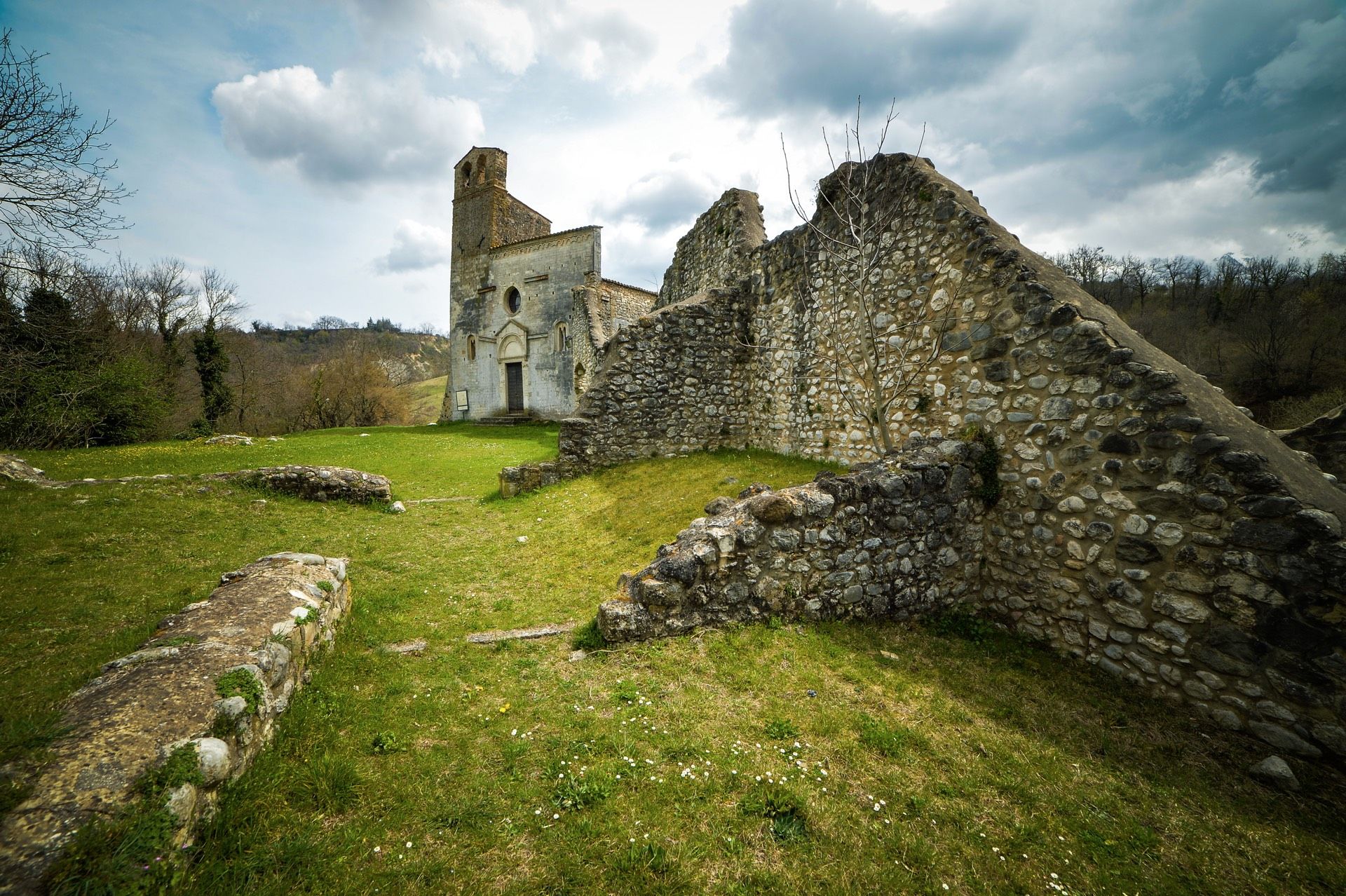 Rovine Della Abbazia Di San Giovanni Ad Insulam Nella Valle Del Gran Sasso A Teramo In Abruzzo
