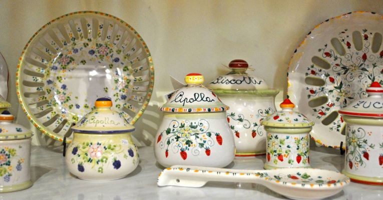 set ceramiche da casa Ghirigori Di Elena Villa Castelli in Abruzzo