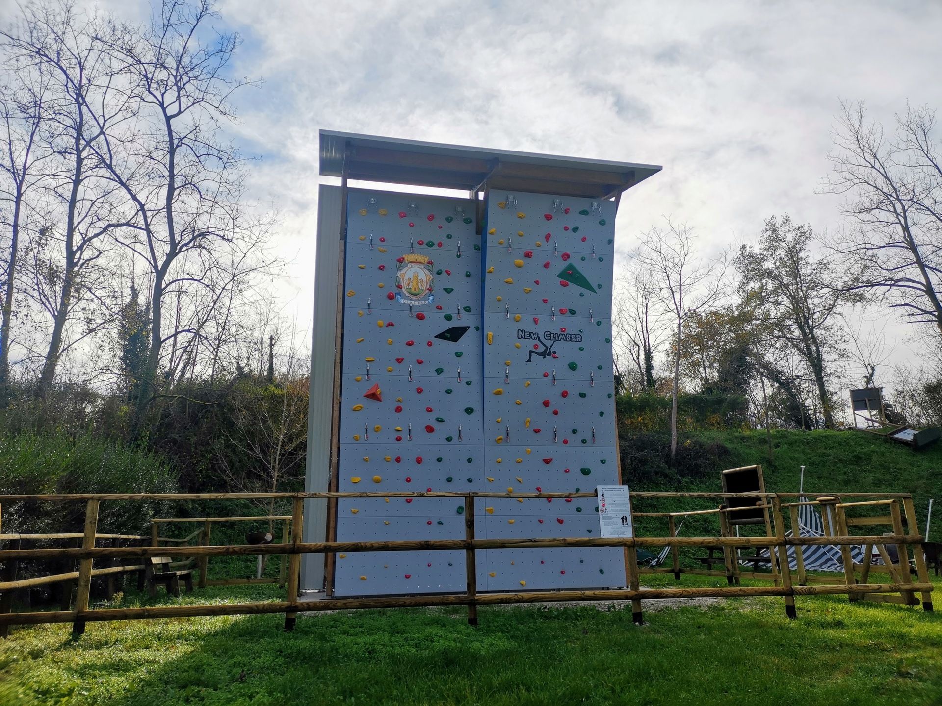parete-di-arrampicata-sportiva-presso-fiume-fiumetto