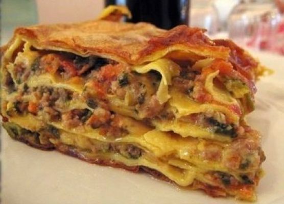 pezzo di Timballo di Scrippelle Teramano tipico Abruzzo Gran Sasso