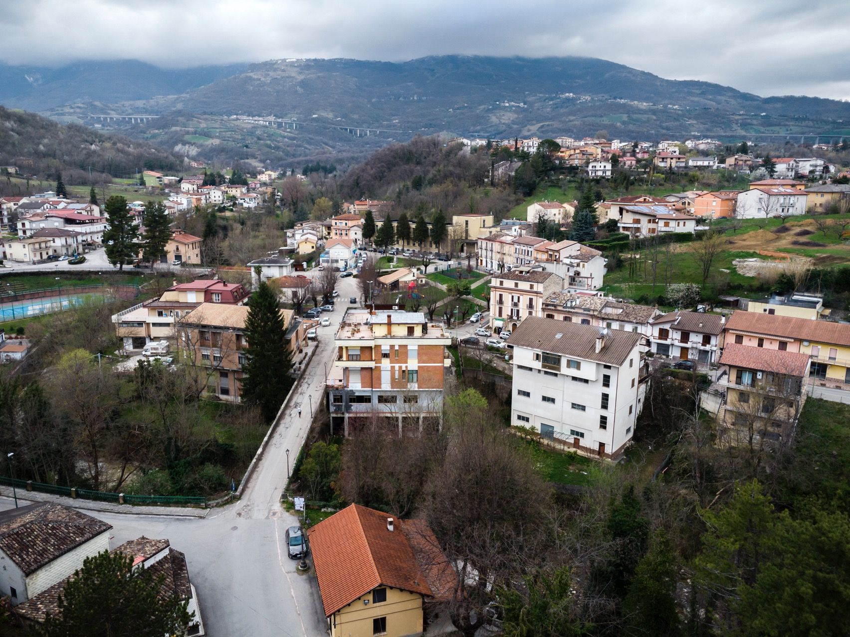 Strada del borgo incantato di Isola del Gran Sasso a Teramo in Abruzzo