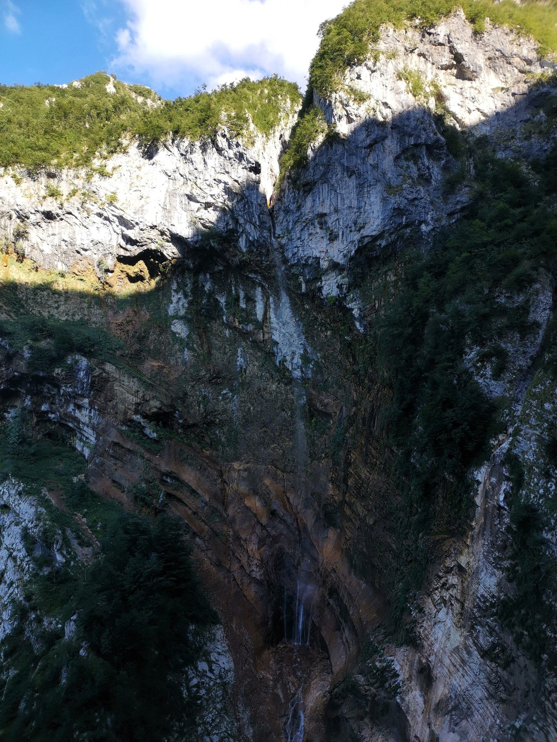 sentiero Cascate del Ruzzo Vena Roscia nella Valle del Gran Sasso a Teramo in Abruzzo