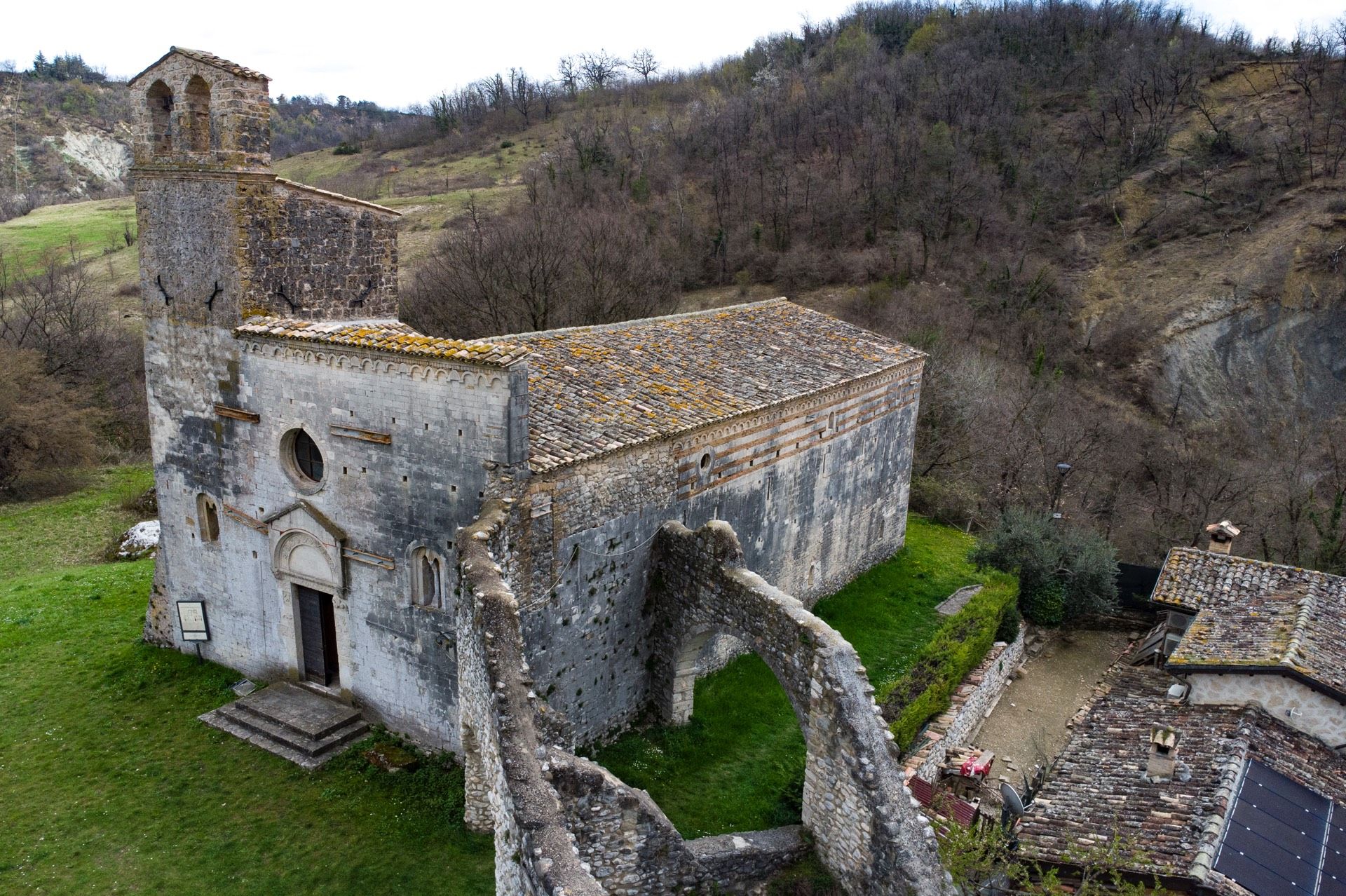 Vista Dall Alto Della Abbazia Di San Giovanni Ad Insulam Nella Valle Del Gran Sasso A Teramo In Abruzzo