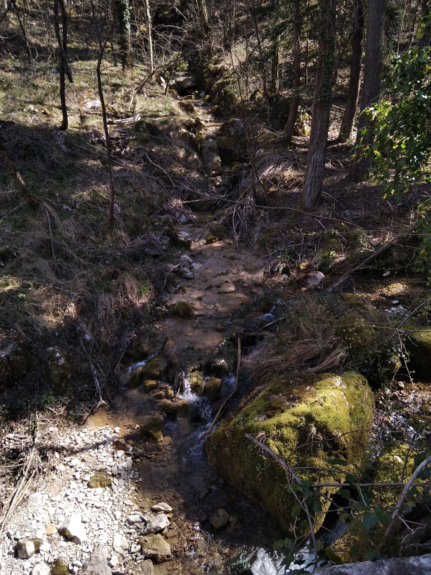 ruscello Piane del Fiume a Teramo in Abruzzo nella valle del Gran Sasso