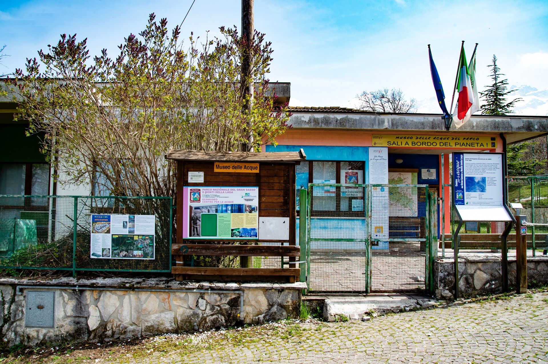 Edificio Del Museo Delle Acque Nella Valle Del Gran Sasso A Teramo In Abruzzo