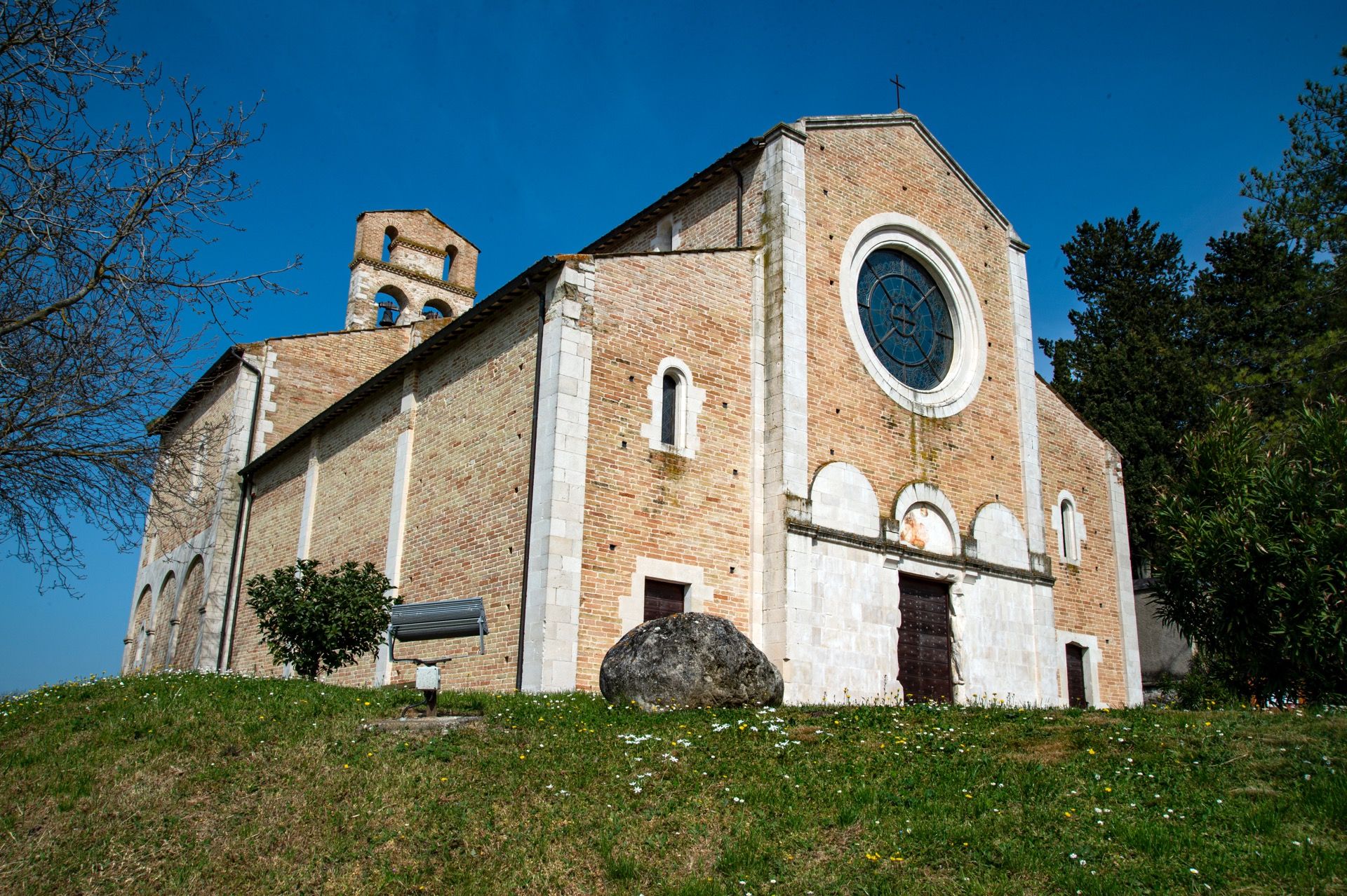 Lato Della Chiesa Di Santa Maria Di Ronzano Nella Valle Del Gran Sasso A Teramo In Abruzzo
