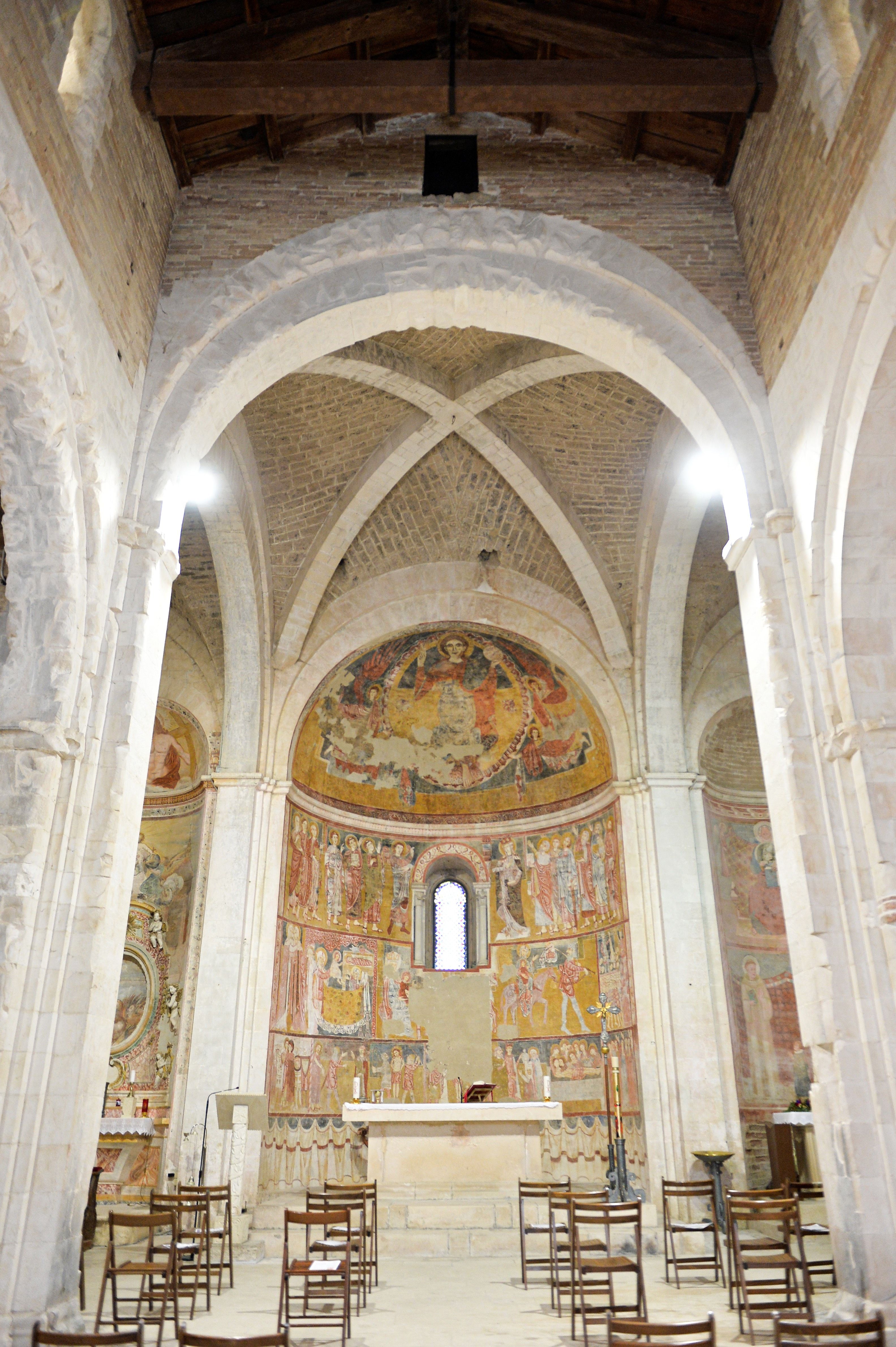 Navata Centrale Della Chiesa Di Santa Maria Di Ronzano Nella Valle Del Gran Sasso A Teramo In Abruzzo