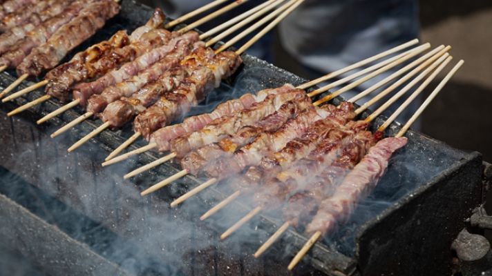Arrosticini tipici abruzzesi in cottura Gran Sasso Italia in Abruzzo