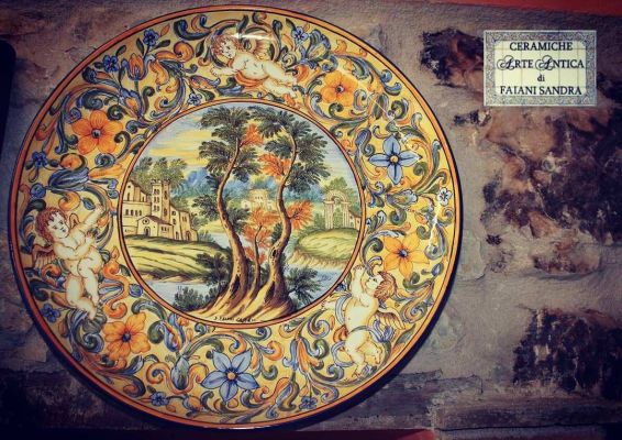 piatto dipinto a mano Arte Antica Di Faiani Sandra a Castelli Gran Sasso D'Italia in Abruzzo