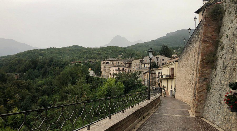 esterno Palazzo Marchesale a Tossicia nella Valle del Gran Sasso a Teramo in Abruzzo
