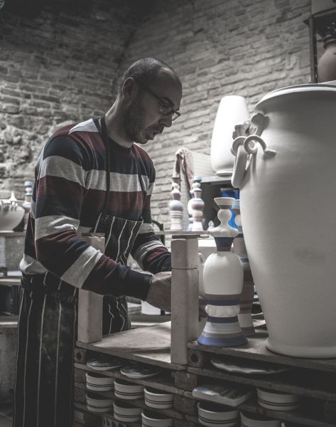 artigiano in laboratorio Ceramiche Simonetti di Castelli in Abruzzo