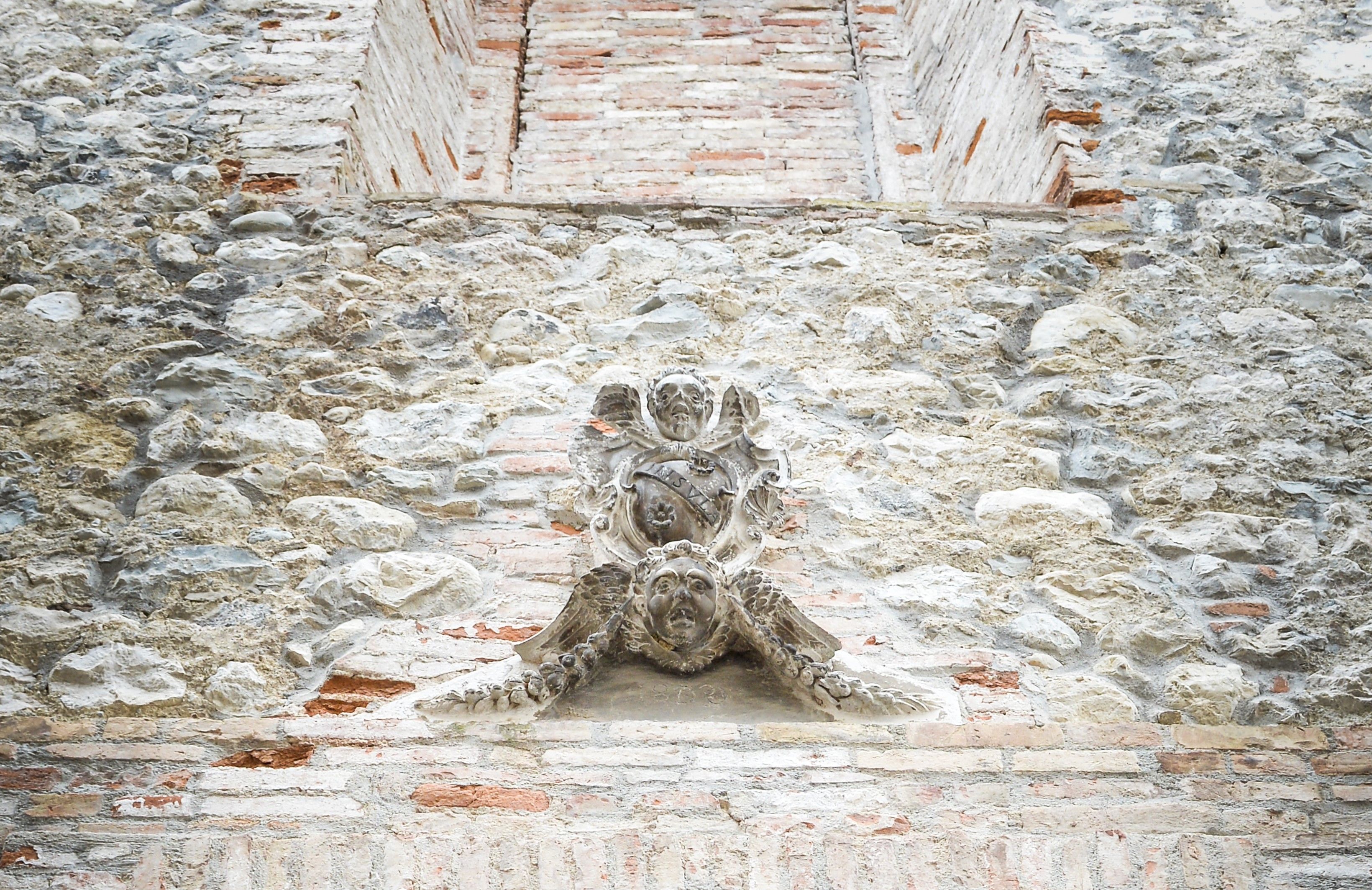 un-esempio-nel-paese-dei-motti-nella-valle-del-gran-sasso-a-teramo-in-abruzzo