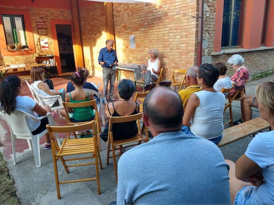 Scuola Verde all'esterno con anziani