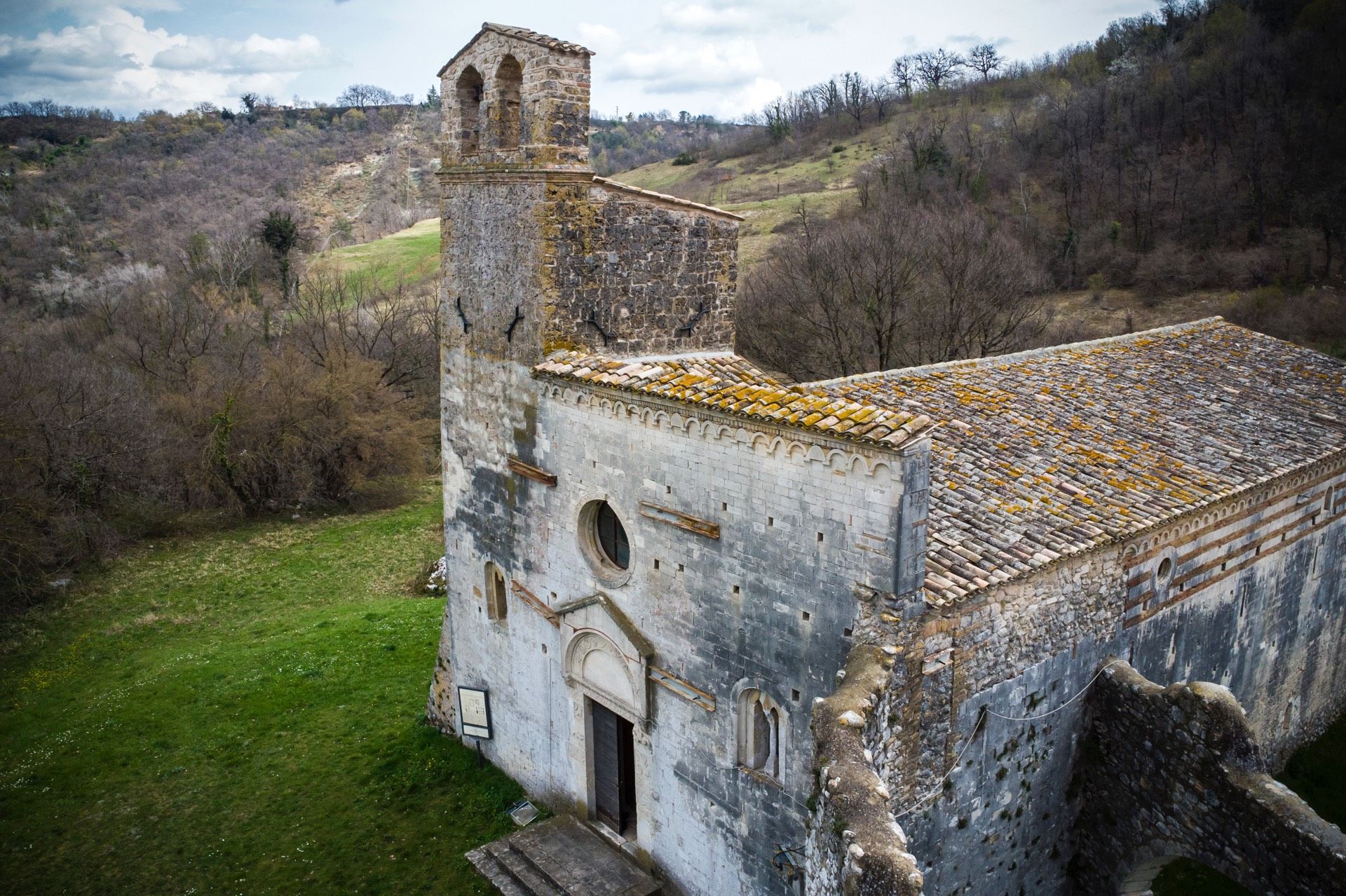Panoramica Abbazia Di San Giovanni Ad Insulam Nella Valle Del Gran Sasso A Teramo In Abruzzo